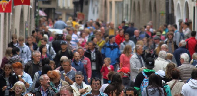 Biztanleria nabarmen hazi da eta lurraldean metatzeko joerari eutsi dio